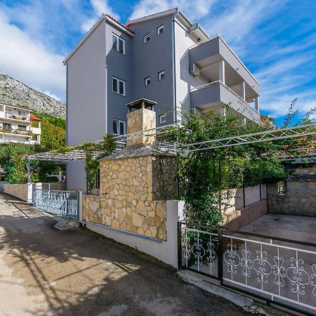 אומיס Apartments Kristina מראה חיצוני תמונה