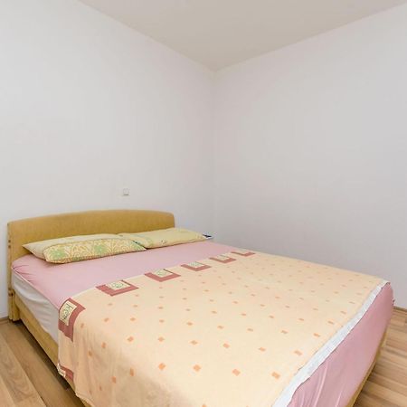 אומיס Apartments Kristina מראה חיצוני תמונה
