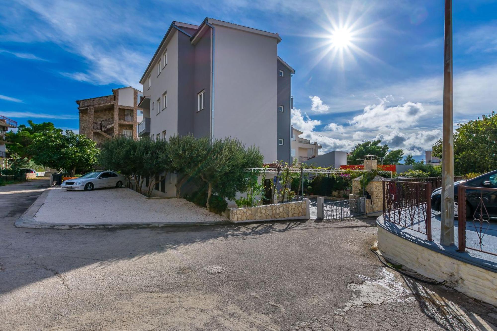 אומיס Apartments Kristina מראה חיצוני תמונה
