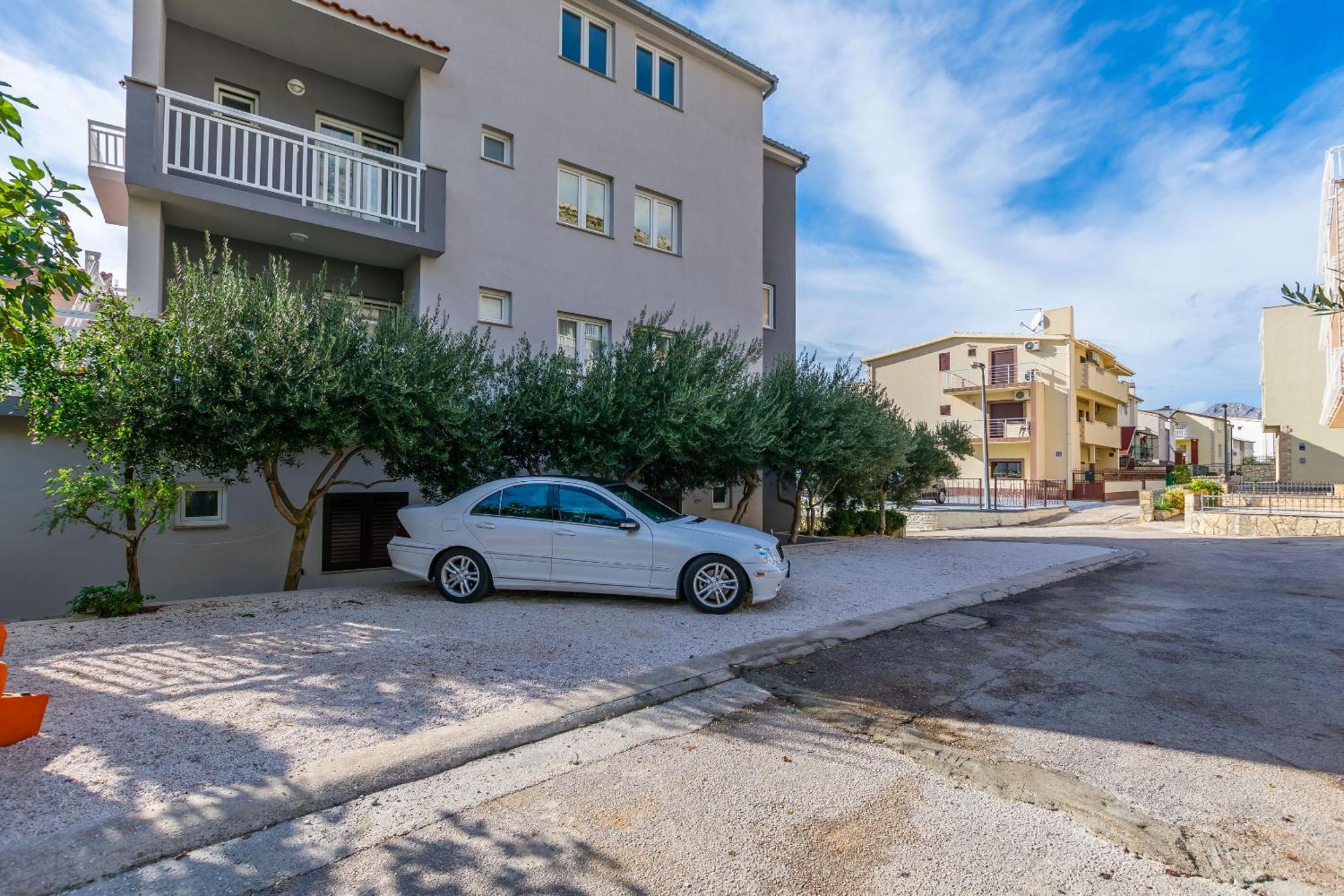 אומיס Apartments Kristina מראה חיצוני תמונה