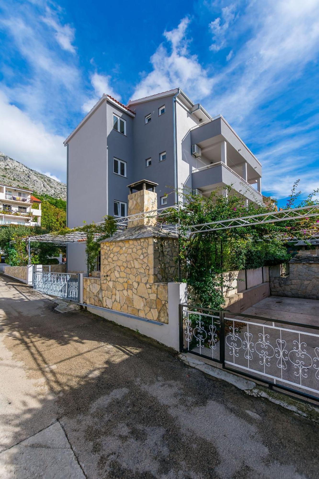 אומיס Apartments Kristina מראה חיצוני תמונה