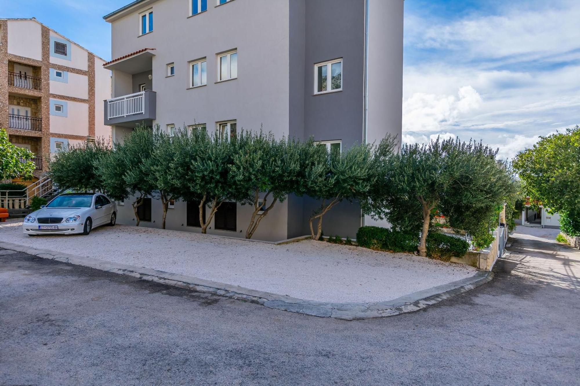 אומיס Apartments Kristina מראה חיצוני תמונה