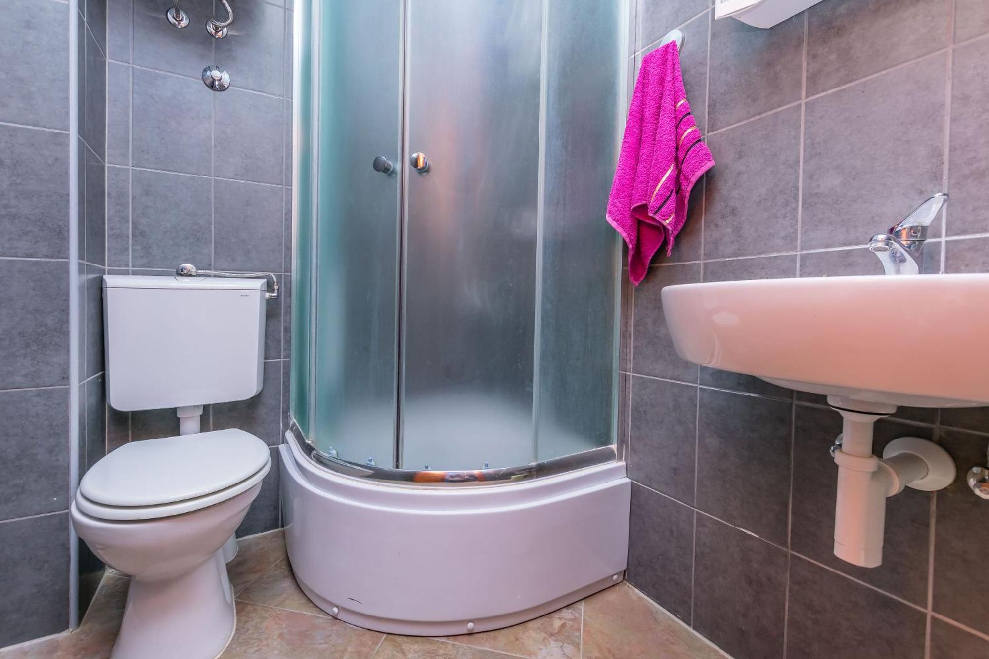 אומיס Apartments Kristina מראה חיצוני תמונה