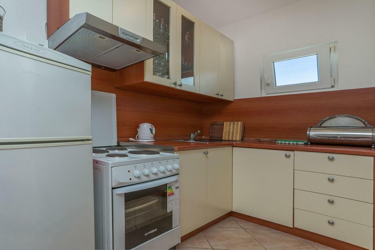 אומיס Apartments Kristina מראה חיצוני תמונה