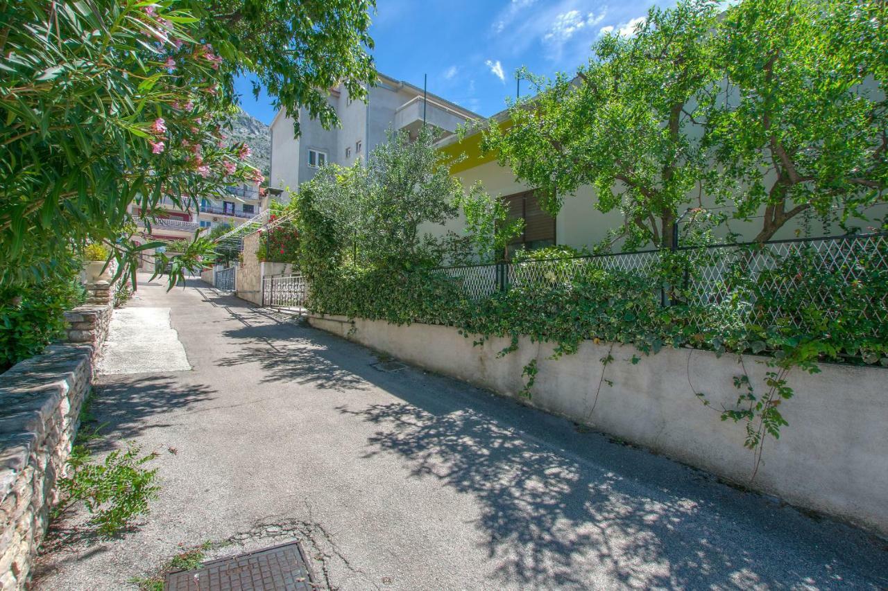 אומיס Apartments Kristina מראה חיצוני תמונה