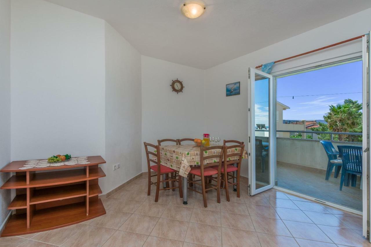 אומיס Apartments Kristina מראה חיצוני תמונה