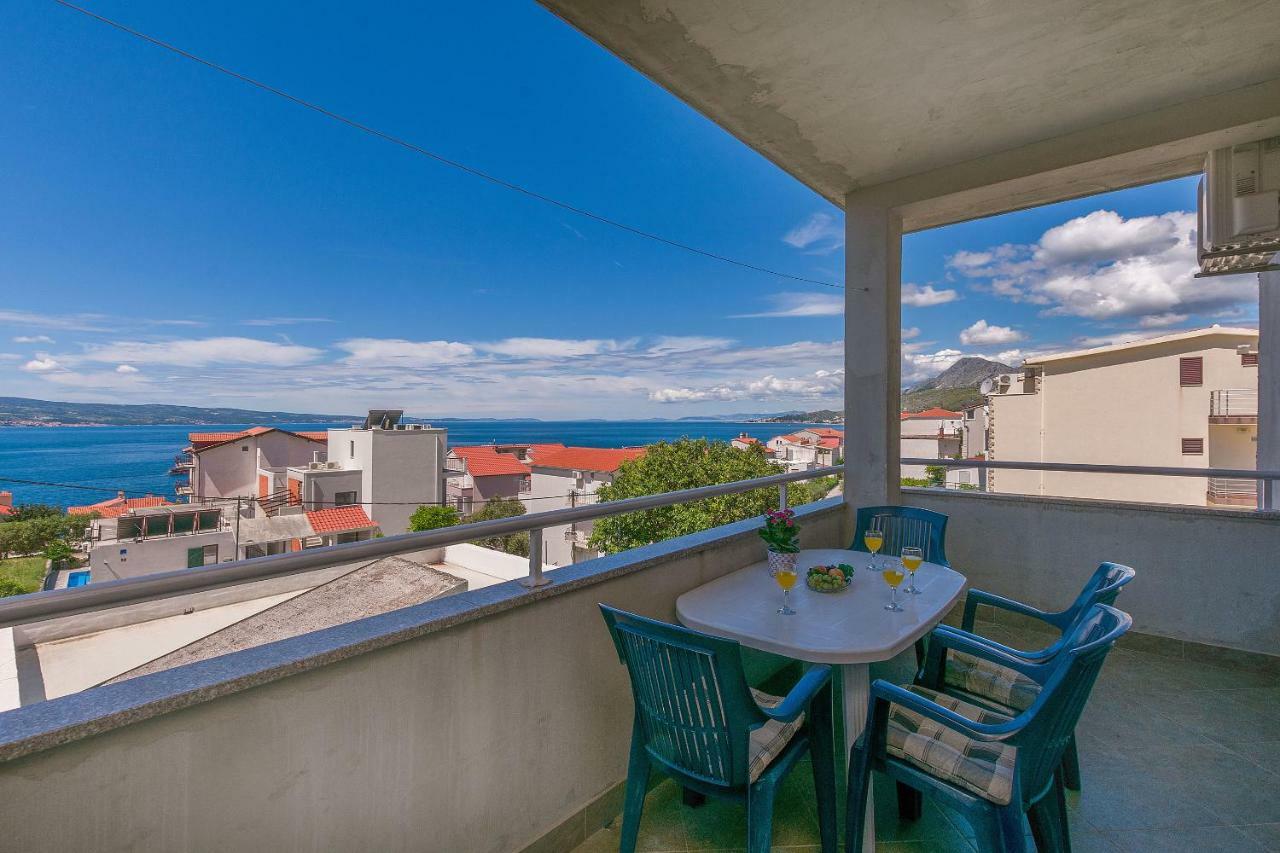 אומיס Apartments Kristina מראה חיצוני תמונה