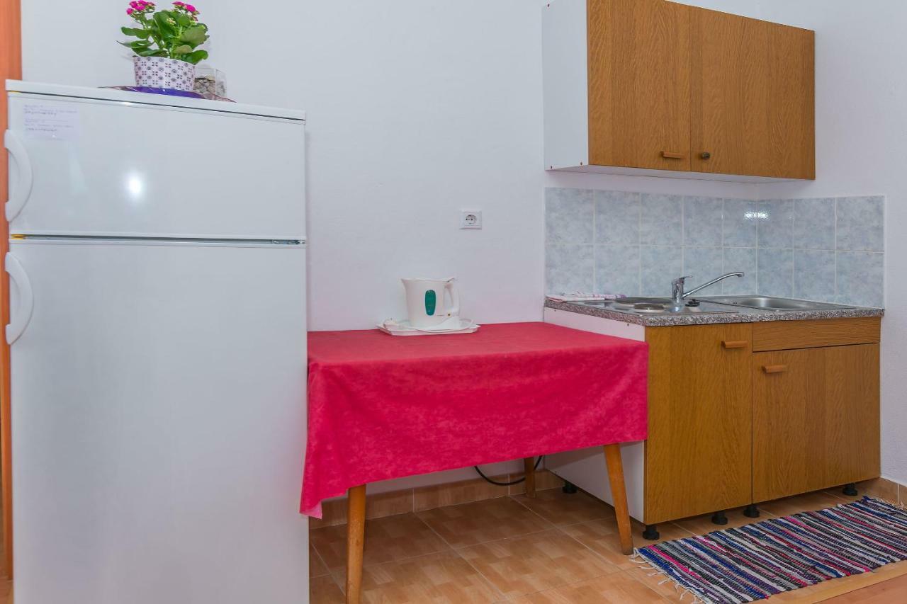 אומיס Apartments Kristina מראה חיצוני תמונה