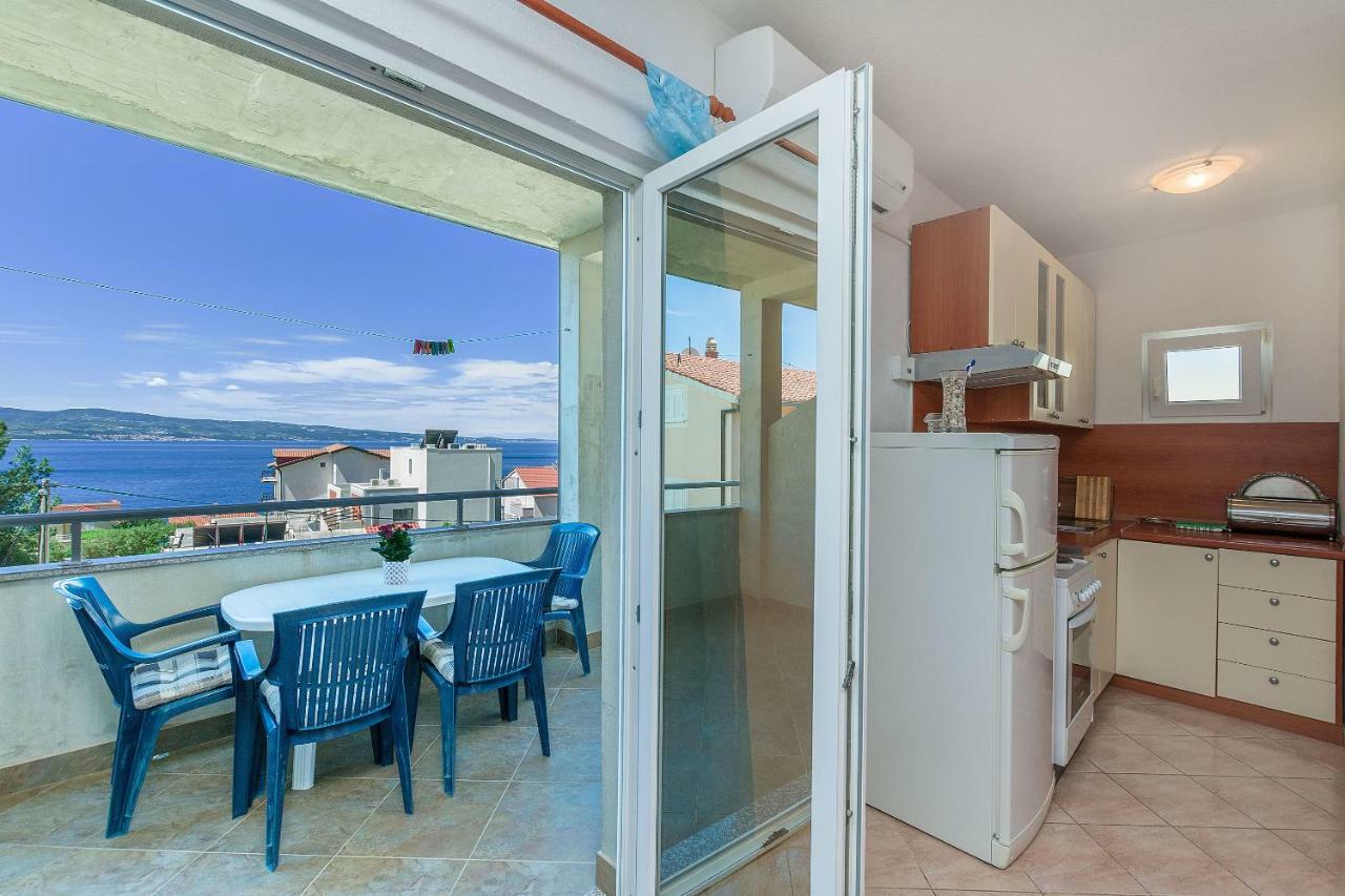 אומיס Apartments Kristina מראה חיצוני תמונה