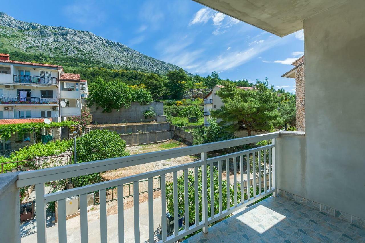 אומיס Apartments Kristina מראה חיצוני תמונה