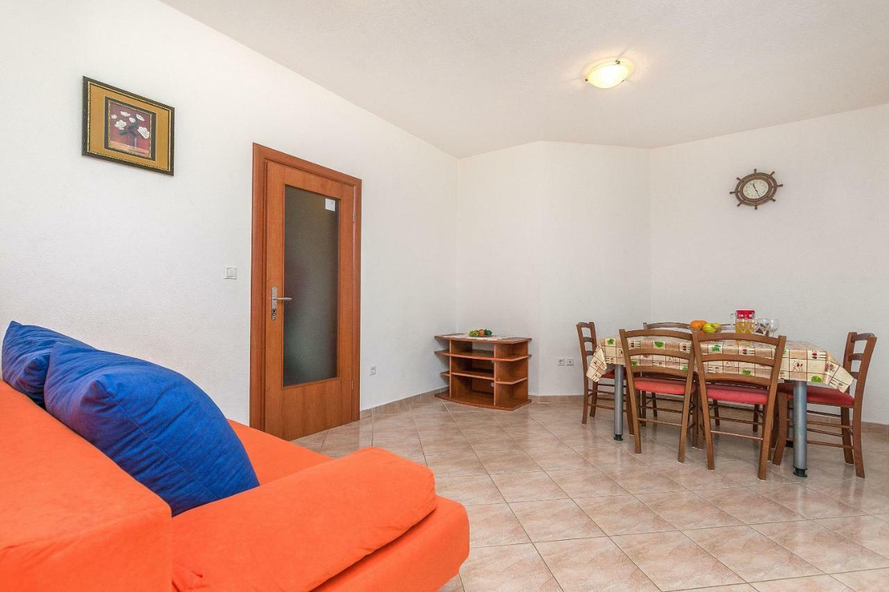 אומיס Apartments Kristina מראה חיצוני תמונה