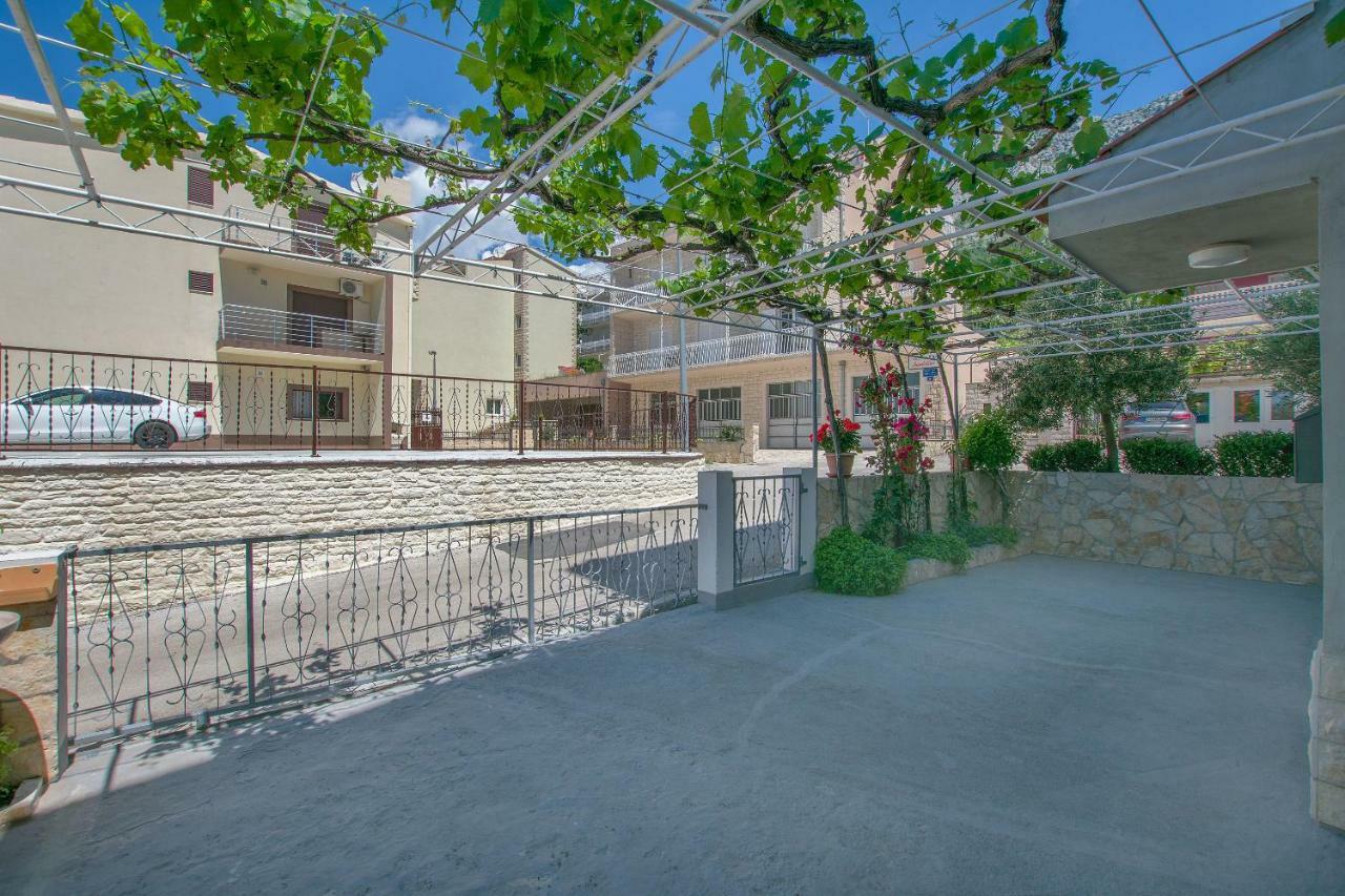 אומיס Apartments Kristina מראה חיצוני תמונה