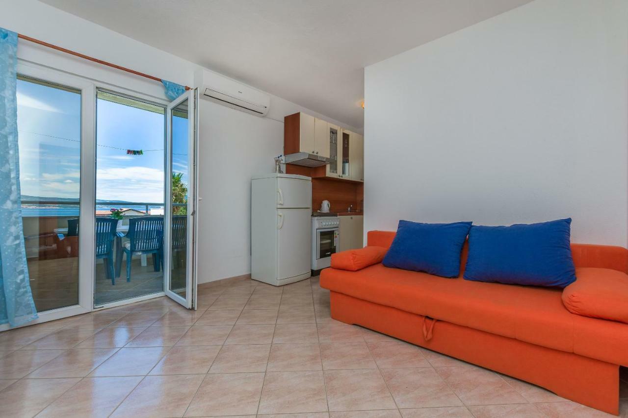 אומיס Apartments Kristina מראה חיצוני תמונה