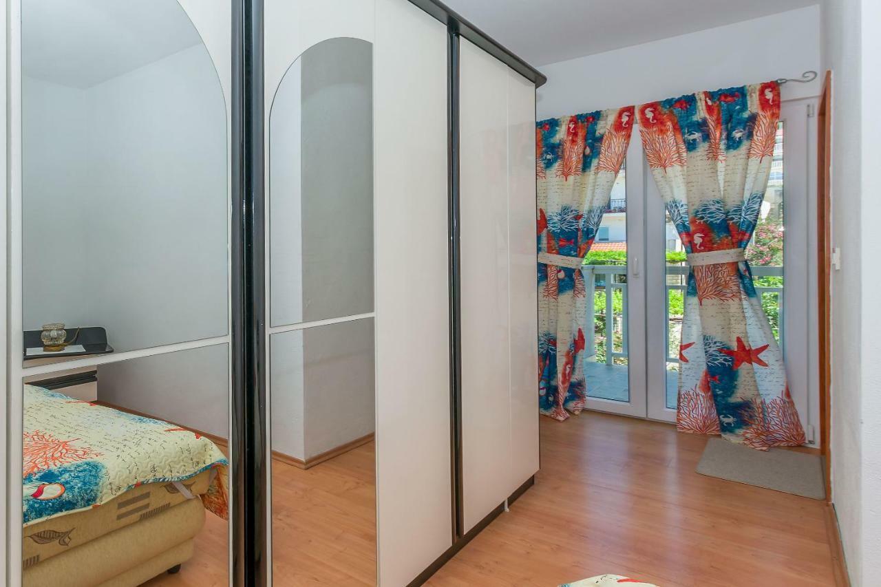אומיס Apartments Kristina מראה חיצוני תמונה