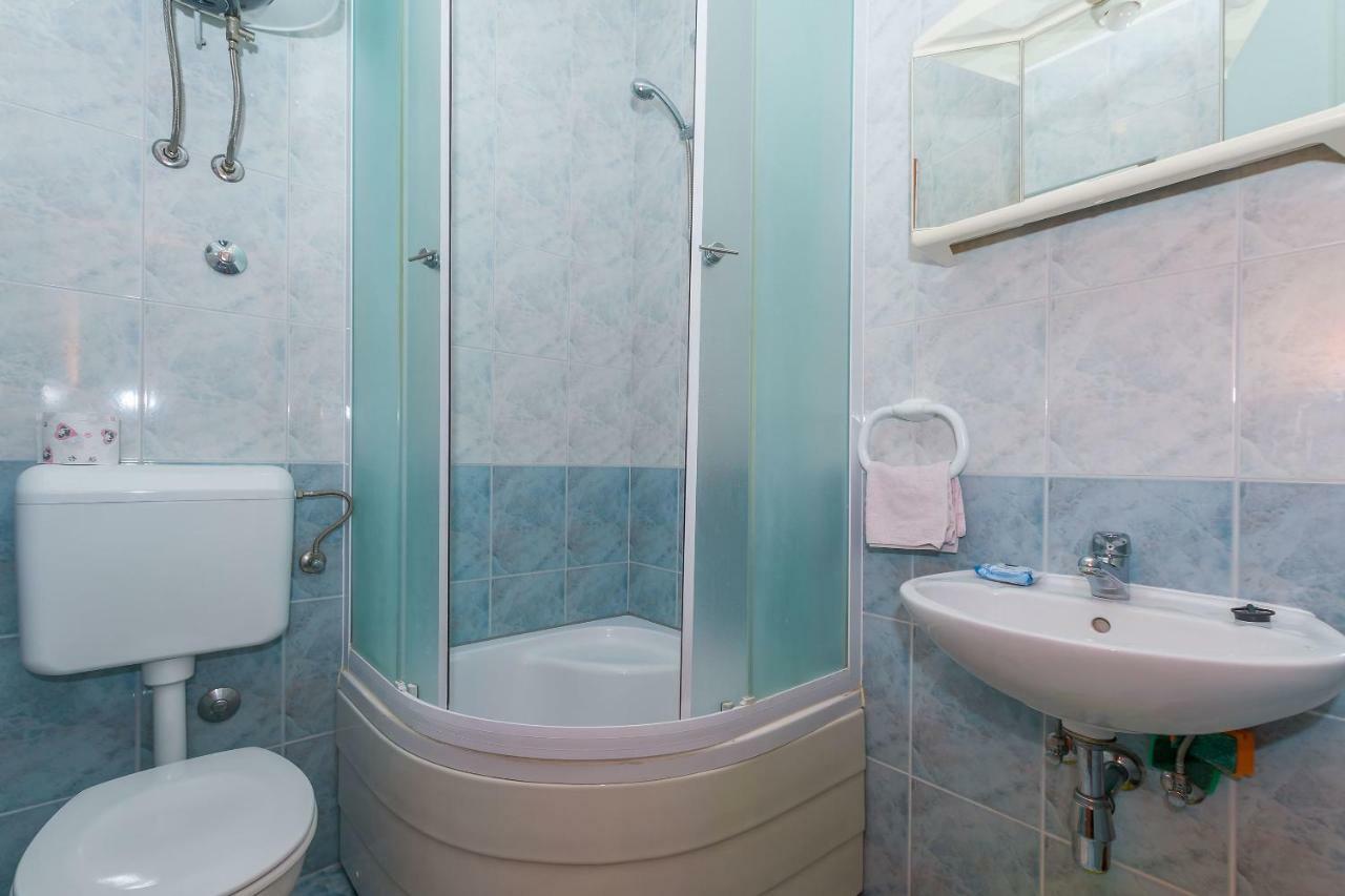 אומיס Apartments Kristina מראה חיצוני תמונה