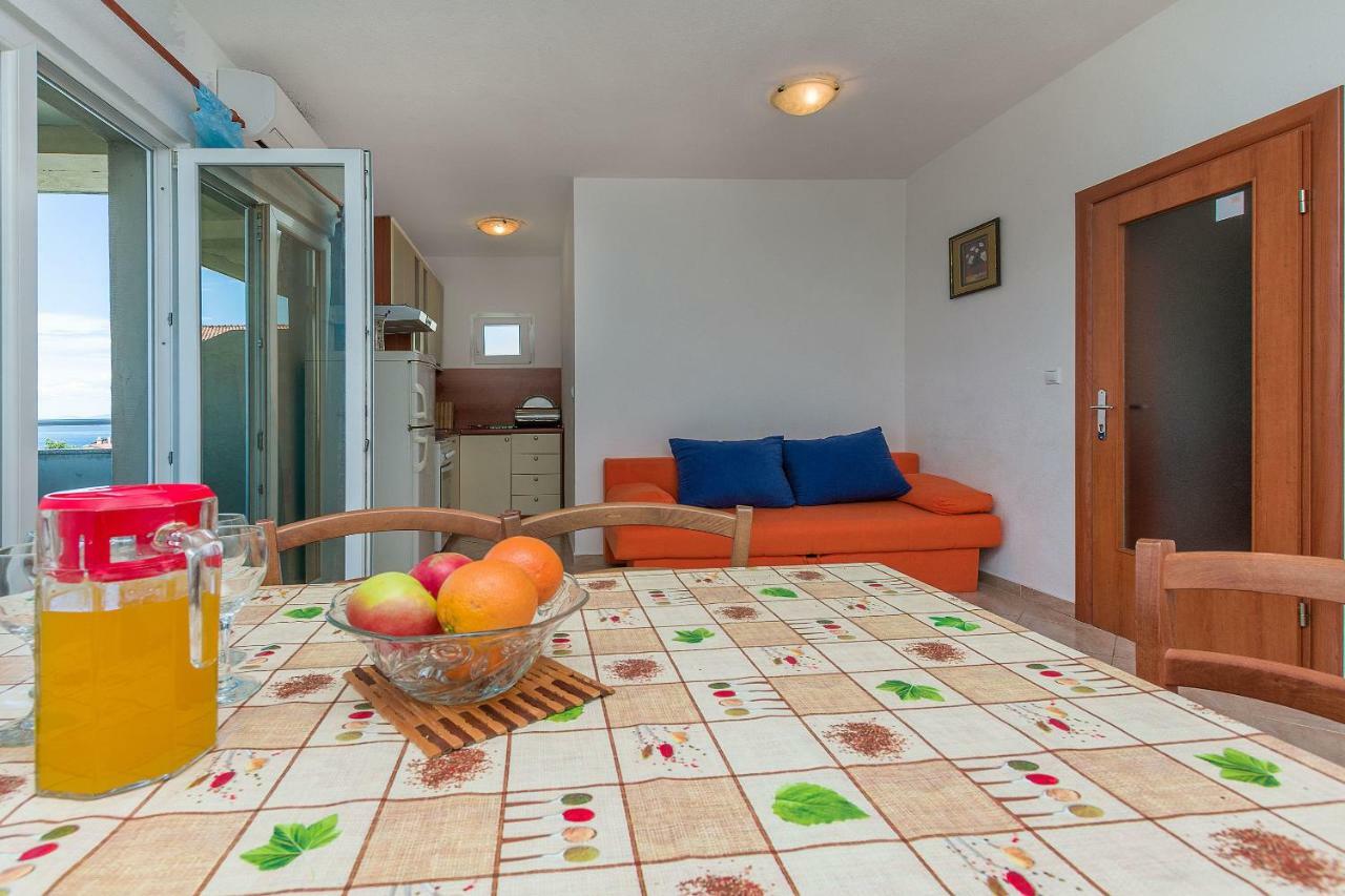אומיס Apartments Kristina מראה חיצוני תמונה