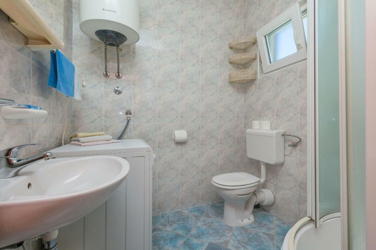 אומיס Apartments Kristina מראה חיצוני תמונה