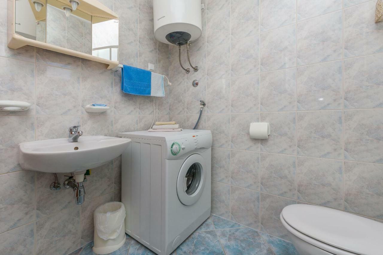 אומיס Apartments Kristina מראה חיצוני תמונה