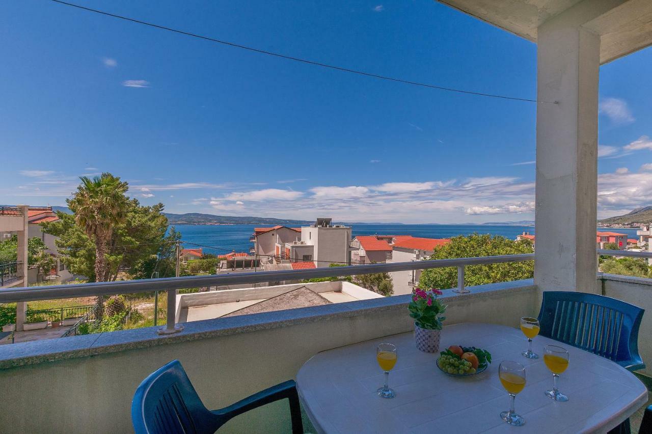 אומיס Apartments Kristina מראה חיצוני תמונה