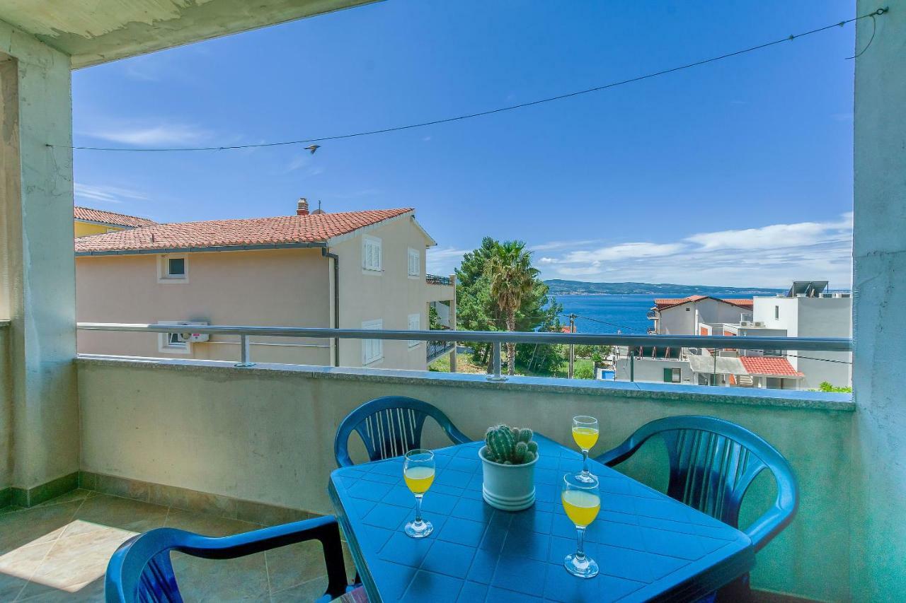 אומיס Apartments Kristina מראה חיצוני תמונה
