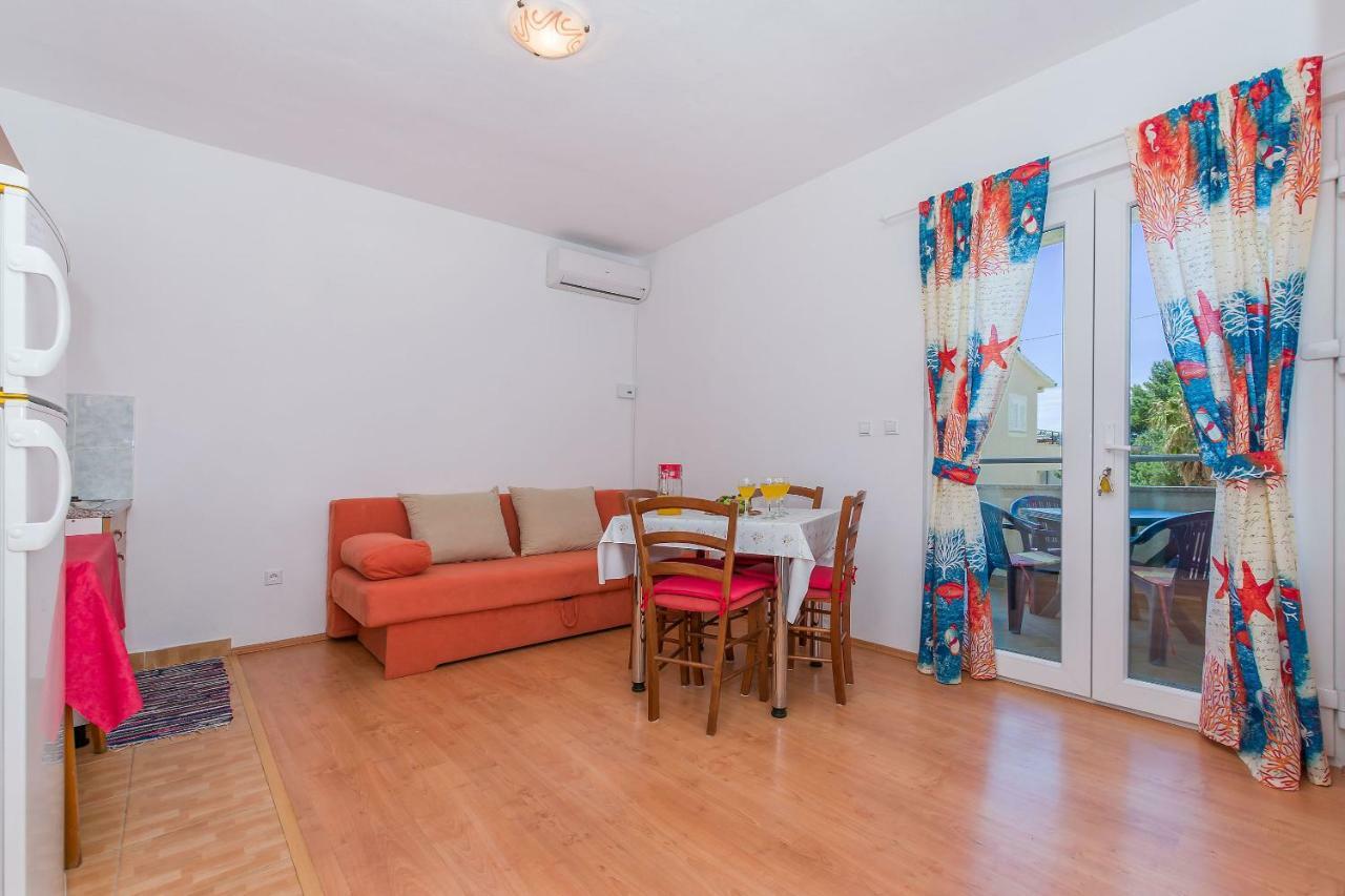 אומיס Apartments Kristina מראה חיצוני תמונה